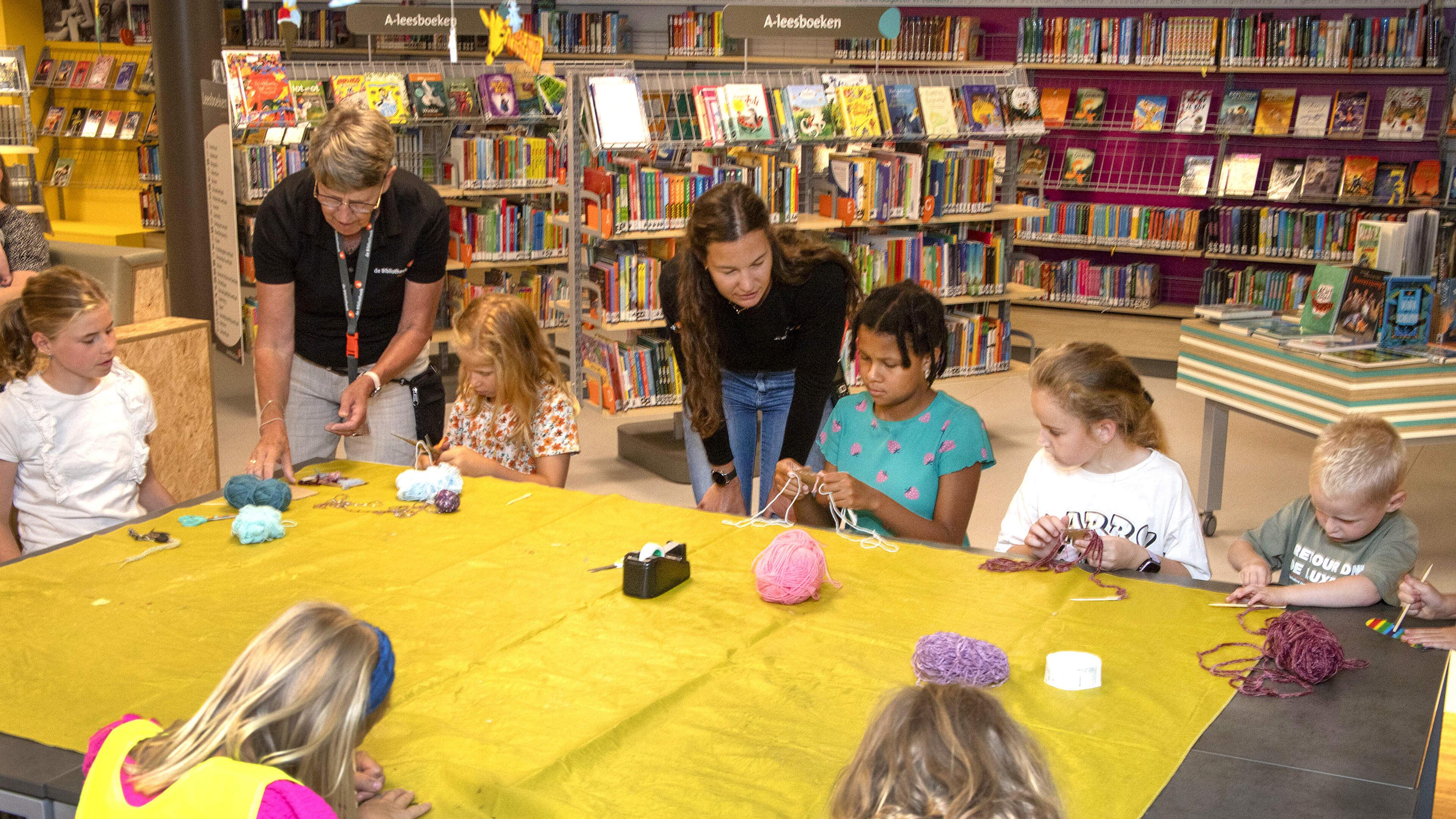 Creatieve geesten krijgen de vrije loop op knutseldag in bibliotheek