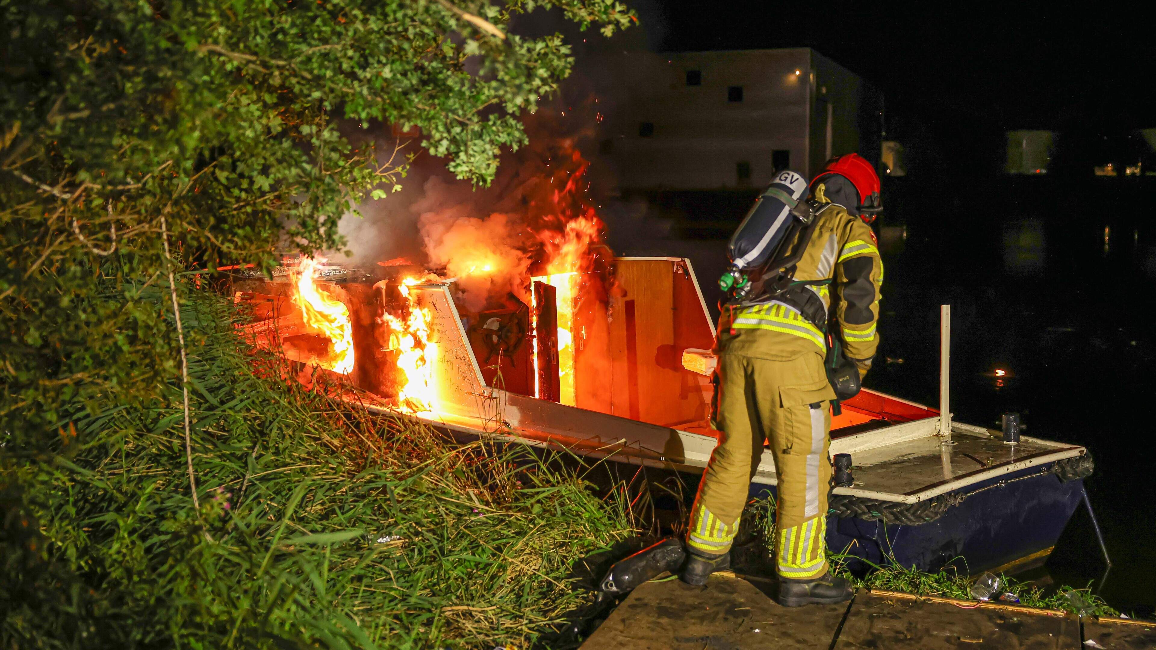 Boot uitgebrand langs Urkerweg op Urk, waarschijnlijk brandstichting