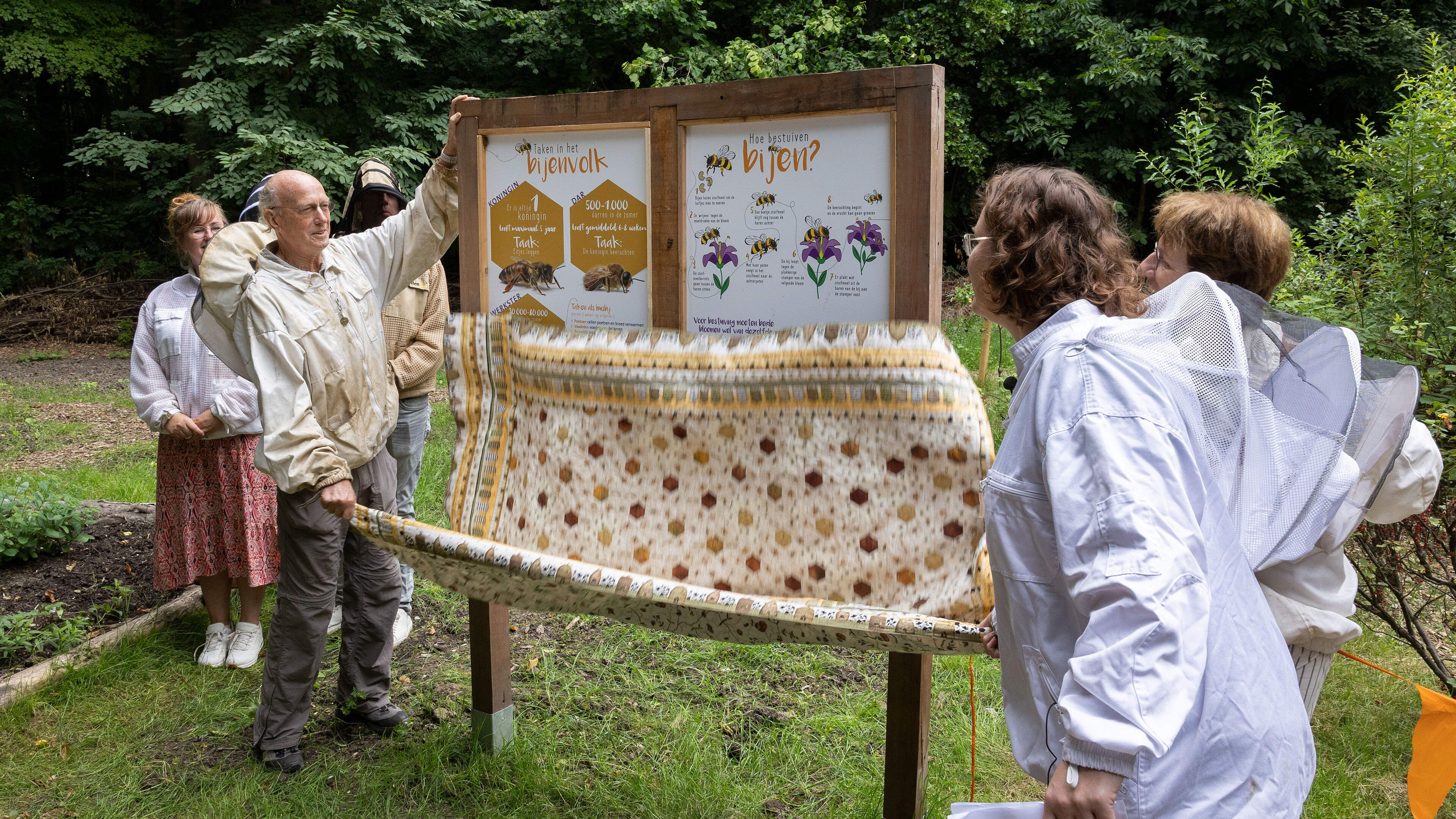 Bijengroep Dronten opent speciale tuin voor mens en dier