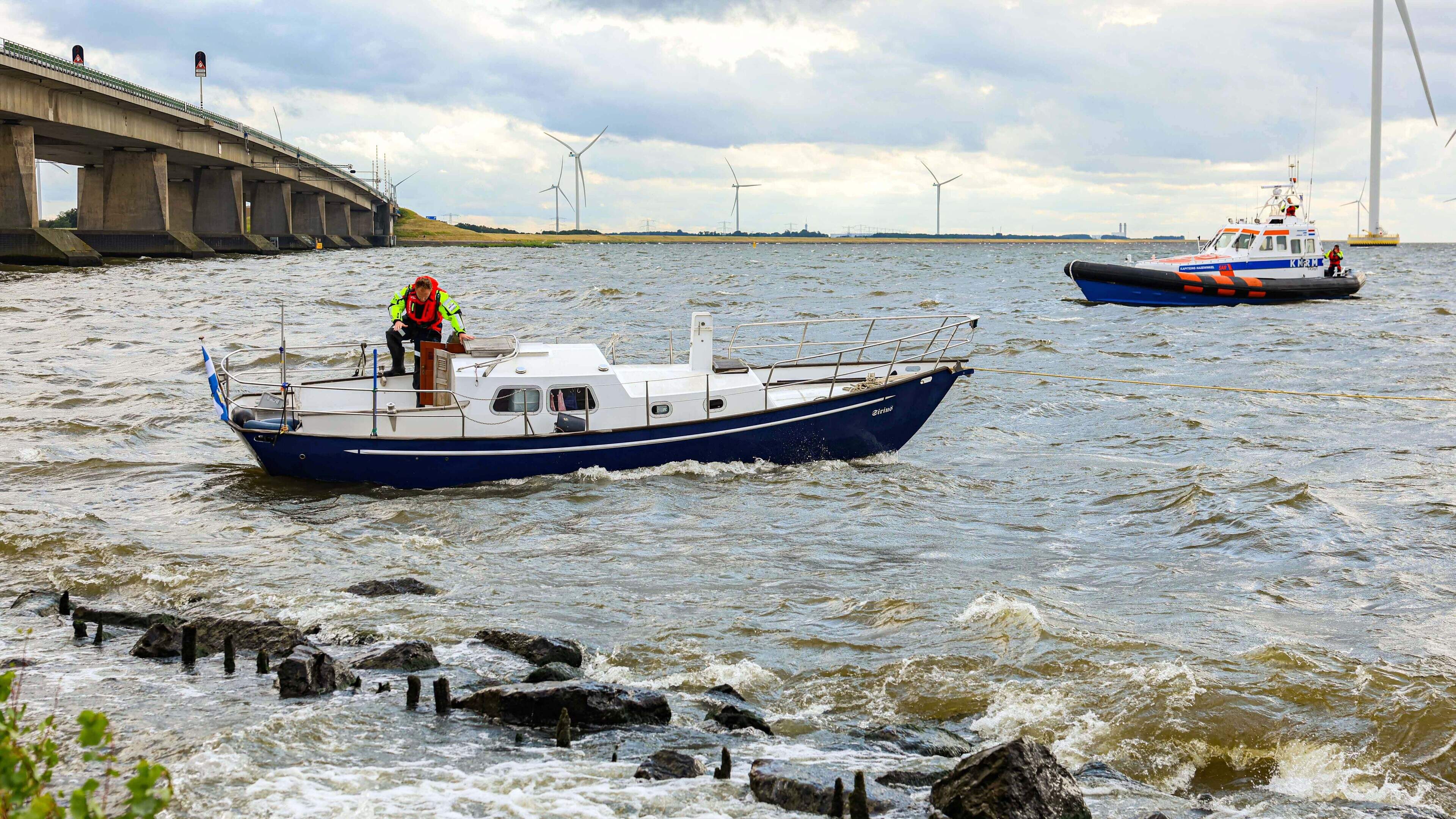 Angstige momenten voor man, vrouw en hond: Boot slaat tegen rotsen onder Ketelbrug