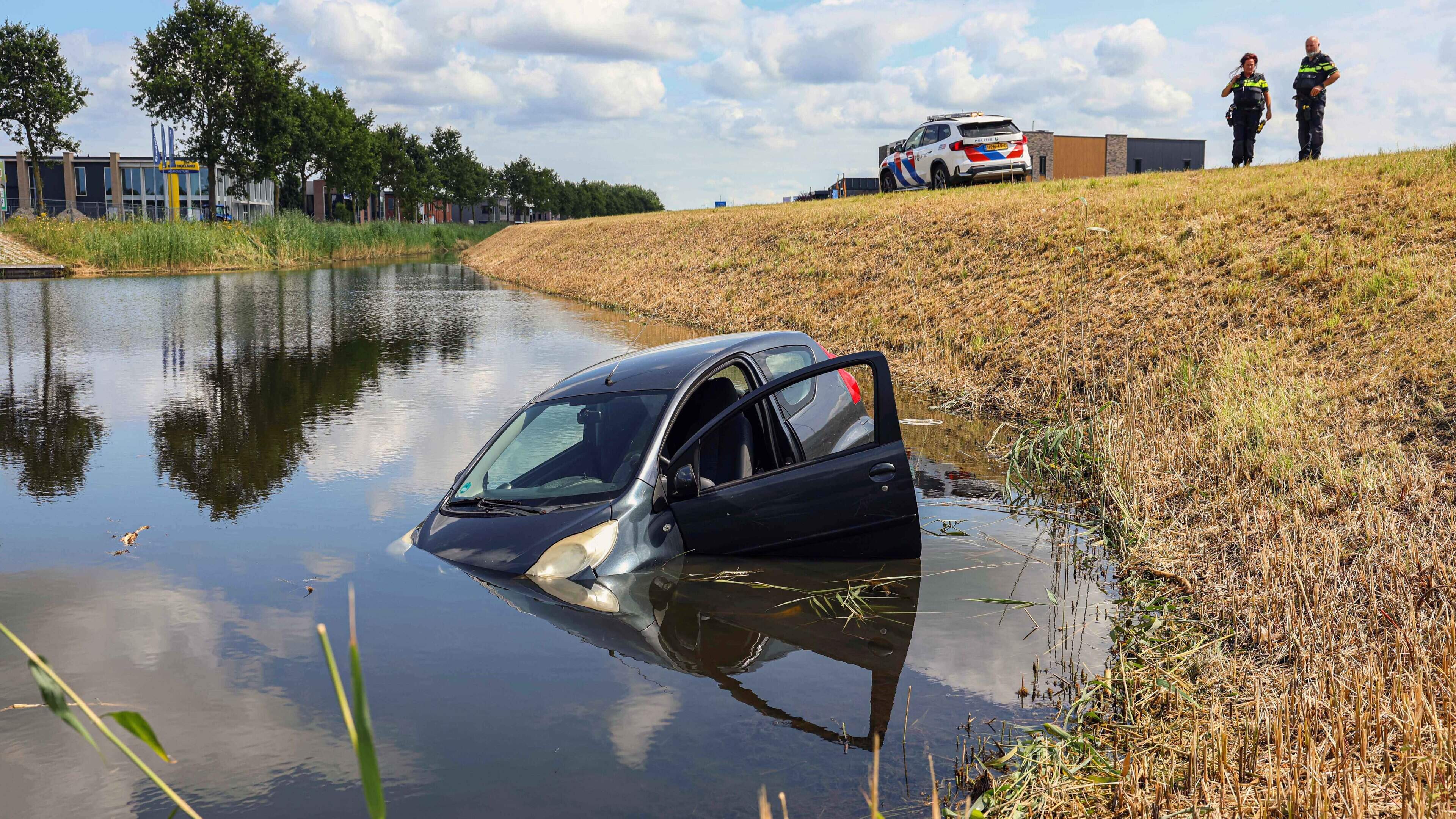 Beschonken automobiliste raakt te water in Emmeloord