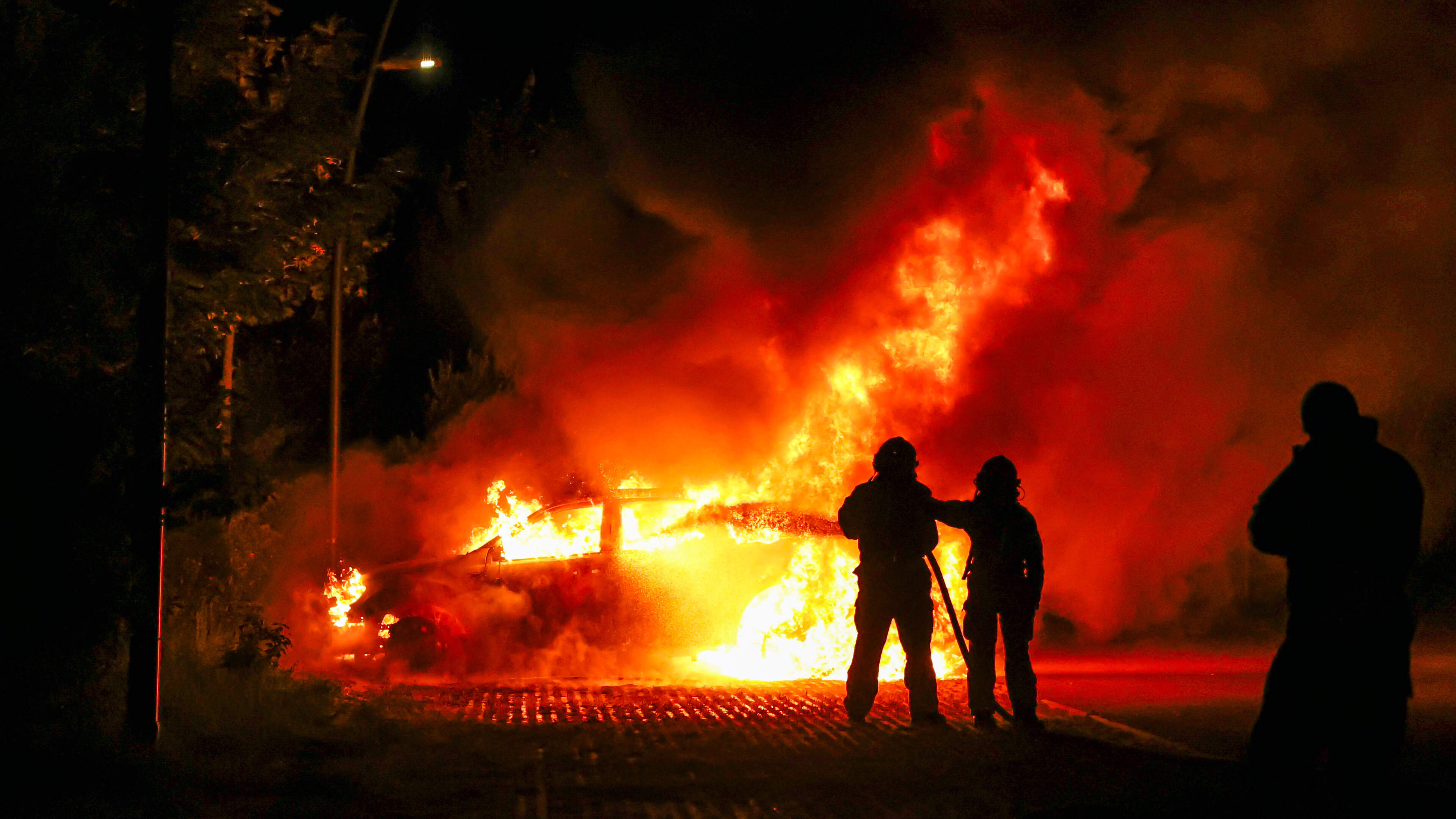 Felle brand verwoest pick-up bij recreatieplas Wellerwaard