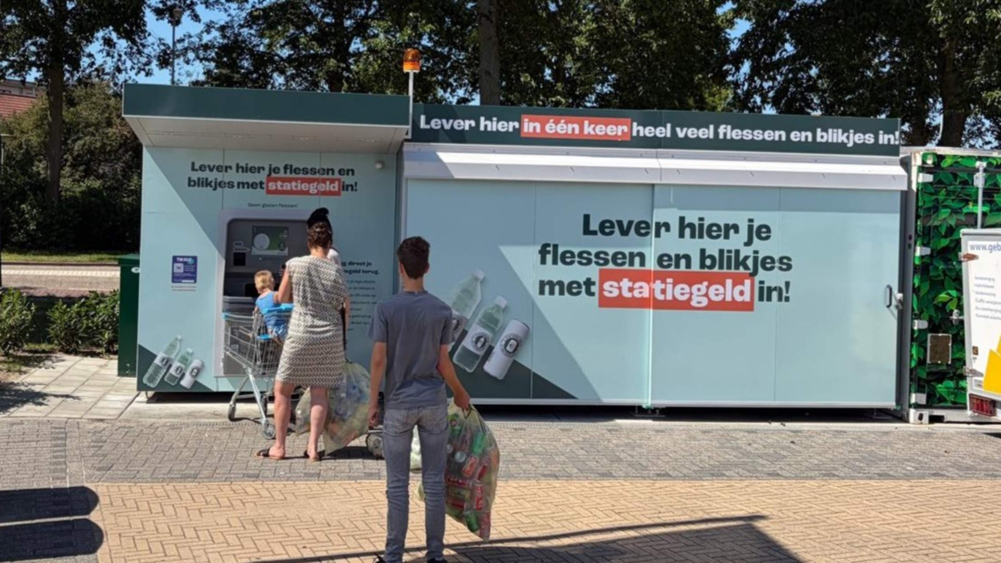 In Winkelcentrum Urkerhard kun je nu statiegeld doneren voor Dregteam SOAD