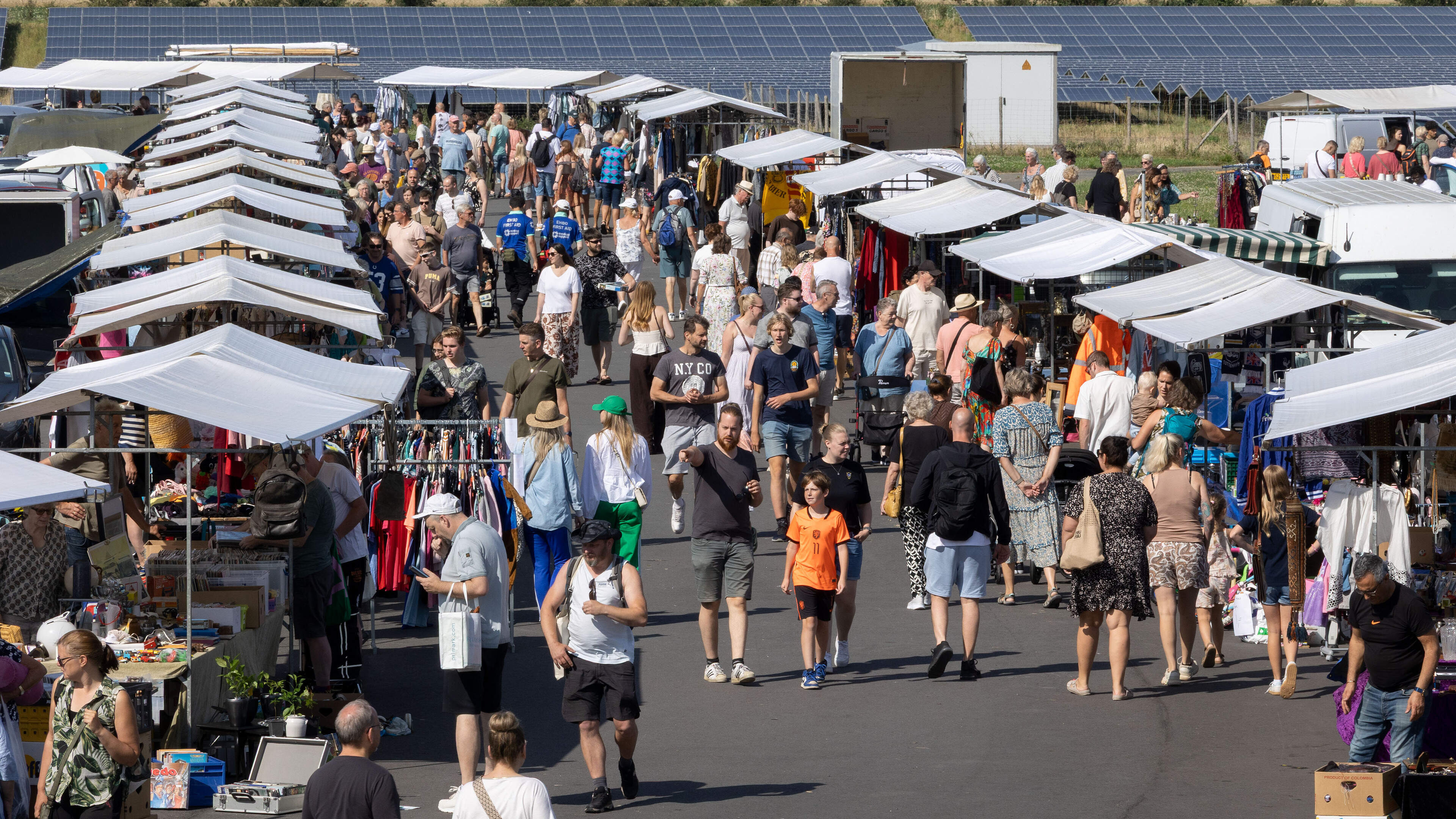 Op zoek naar verborgen schatten op megavlooienmarkt