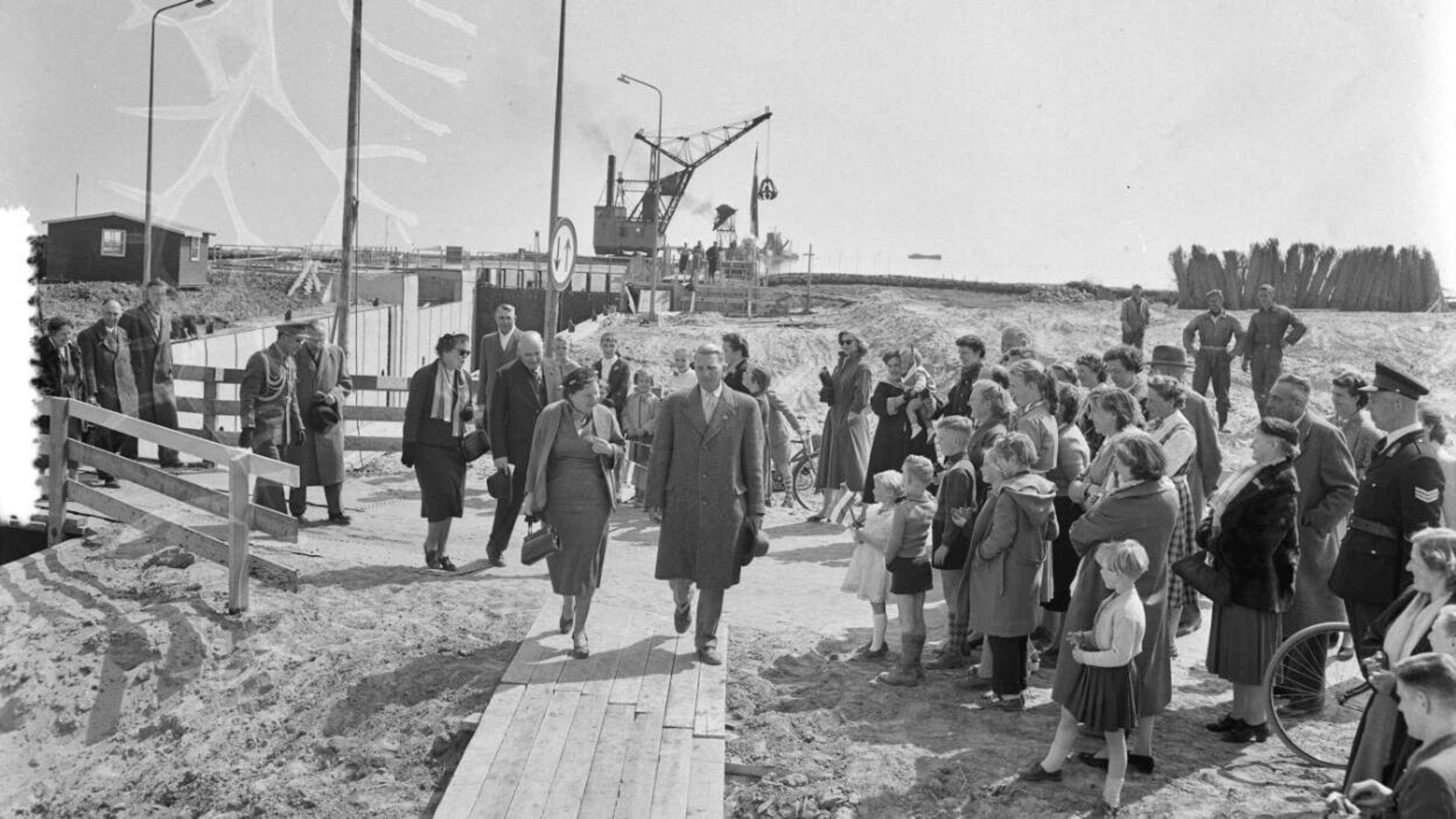 Historisch moment: koningin Juliana bezoekt pril Lelystad voor het eerst in 1956