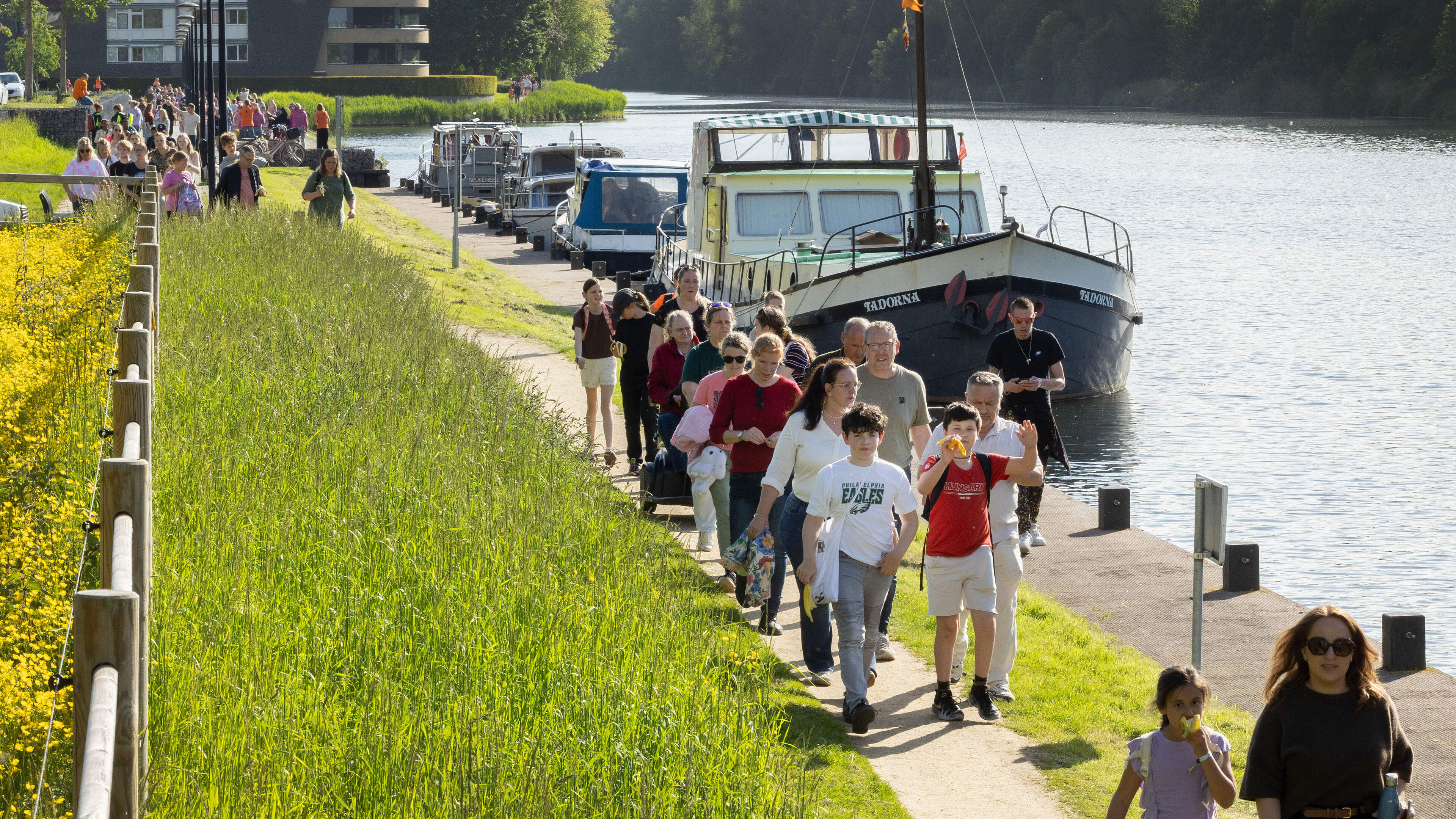 Wandelaars Avondvierdaagse Biddinghuizen lopen naar het mooie weer toe
