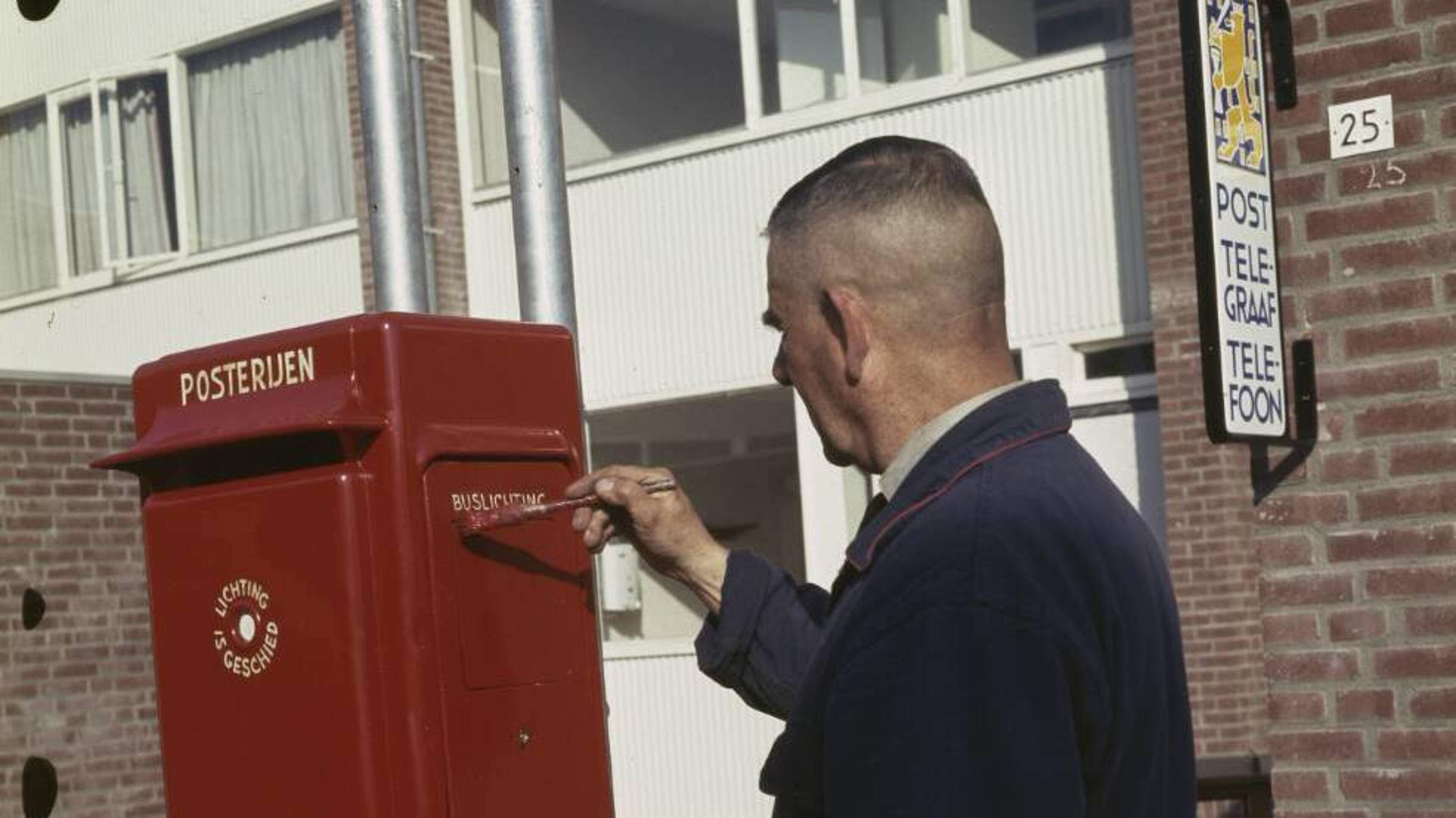 Eerste postkantoor Lelystad in een huis: met telefooncel in de kast en meeluisterende postbode