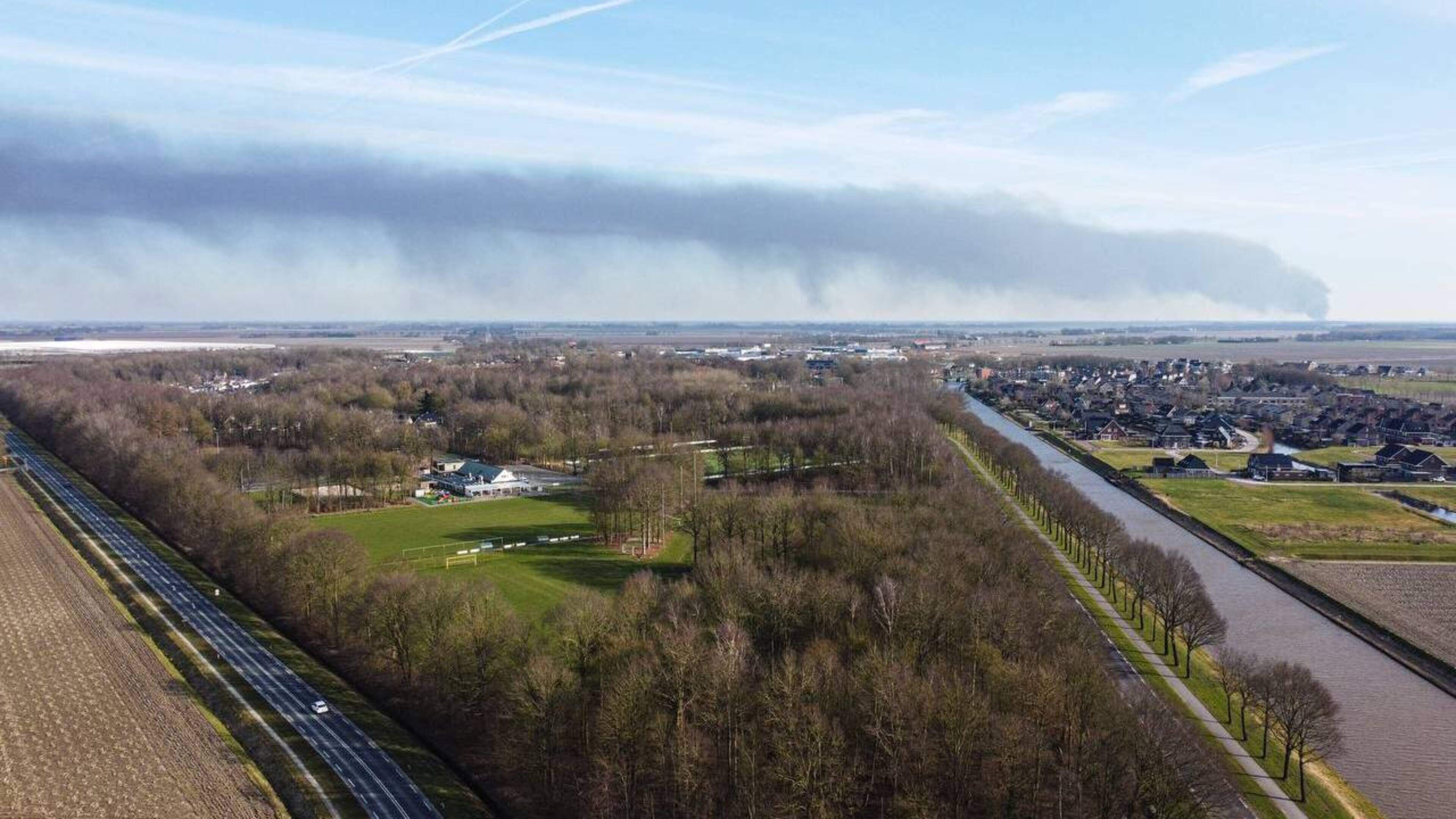 Grote brand in Sint Jansklooster: rook trekt deels over Noordoostpolder