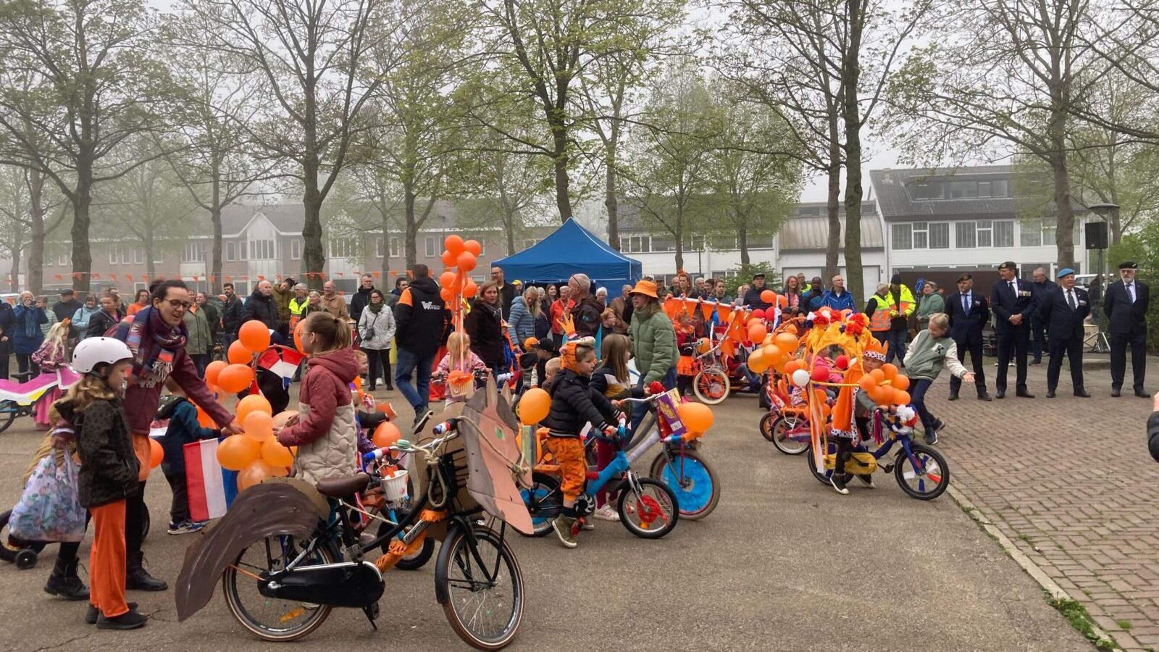 Koningsdag in Biddinghuizen met vrijmarkt, vlaghijsen, truckerstour en Koningscross